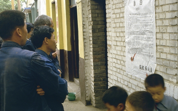 China laat zelden pottenkijkers toe. Deze zeldzame foto dateert uit mei 1984. Chinezen lezen een lijst van terdoodveroordeelden