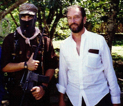Saul Landau ontmoet in 1994 de Mexicaanse subcomandante Marcos, leider van het Ejército Zapatista de Liberación Nacional (EZLN) tijdens het filmen van de documentaire The Sixth Sun