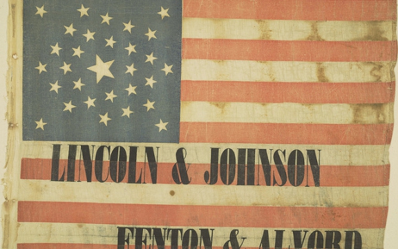 Campagnevlag voor Abraham Lincoln 1864 Deze vlag werd door het textielbedrijf Fenton & Alvord aangeboden aan president Abraham Lincoln, als campagnemateriaal voor zijn herverkiezingscampagne in 1864. Lincoln werd kort voor de verkiezingen vermoord en opgevolgd door vice-president Andrew Johnson. Het bedrijf bood dit campagnemateriaal uiteraard volledig belangeloos aan. Toen al, in 1864, was de Amerikaanse bedrijfswereld zo onbaatzuchtig.