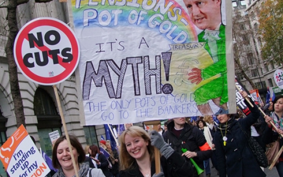'Ik kom op voor mijn pensioen', 'Geen bezuinigingen', 'Het gouden potje van de pensioenen, dat is een mythe!', 'De enige vetpotten zijn die van de bankiers' (rechtsboven op de grote poster foto van Britse eerste minister David Cameron met een dikke 'schatkist' in zijn handen). Foto van de betoging in Londen om 16.18 uur.
