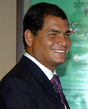 Rafael Correa, president van Ecuador, de man waar de VS zeer verveeld mee zit, onder meer omdat hij volgens door Wikileaks uitgelekte rapporten van de Amerikaanse ambassade in Quito moeilijk te verwijderen zal zijn, omdat hij 'de meest populaire president is in de Ecuadoriaanse geschiedenis'