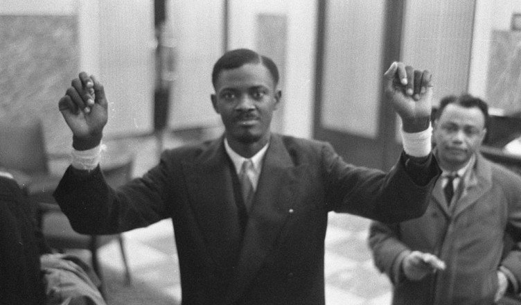 De 35-jarige Patrice Lumumba toont in januari 1960 zijn verwonde polsen, na zijn vrijlating uit de gevangenis. Zes maand later is hij eerste minister. Een jaar later wordt hij vermoord