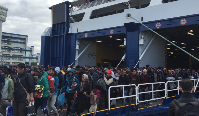 Vluchtelingen stappen uit de ferry in de haven van Piraeus