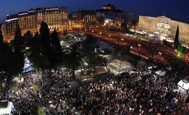 100.000 Grieken betoogden op 29 mei 2011 op het Syntagmaplein in Athene tegen de maatregelen van de trojka. Het ergste moest nog komen