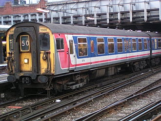 Een wagon van British Rail uit de jaren 1950, herschilderd in de kleuren van het privé-bedrijf Network South East, rijdt nog steeds vanuit het Londense Victoria Station