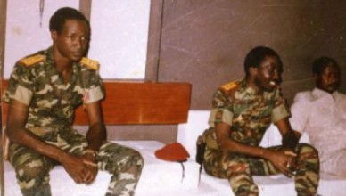 Thomas Sankara tijdens een vergadering in 1986, naast hem zijn adjudant Blaise Compaoré