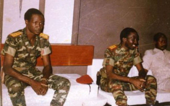 Thomas Sankara tijdens een vergadering in 1986, naast hem zijn adjudant Blaise Compaoré