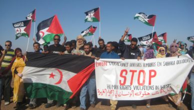 Betoging in het vrije gedeelte van de Westelijke Sahara. In het bezette gedeelte en in Marokko zelf staat op deelname aan dergelijke betogingen jarenlange gevangenisstraf