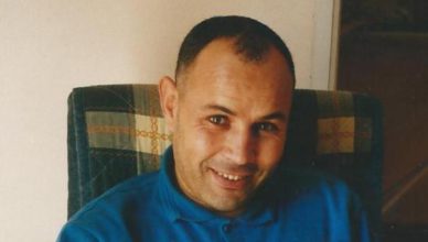 Ali Aarrass werd in 2010 in Marokko veroordeeld voor terrorisme op basis van door foltering afgedwongen bekentenissen. België weigerde hem diplomatieke bijstand te verlenen