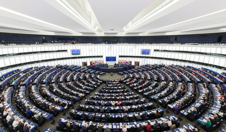 De plenaire zaal van het Europees Parlement in Straatsburg. De Europese instellingen hebben nog steeds twee exemplaren van alle voorzieningen, in Straatburg en Brussel