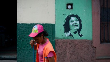 In de arme volkswijken van de Hondurese hoofdstad Tegucigalpa roepen graffiti op voor opheldering van de moord op Berta Cáceres op 3 maart 2016