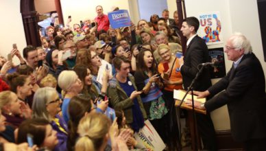 Bernie Sanders tijdens een persconferentie in Frankfort, Kentucky