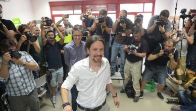 Pablo Iglesias in stemlokaal