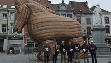 'Halle TTIP-vrij' met het TTIP-Paard van Troje op de Markt van Halle