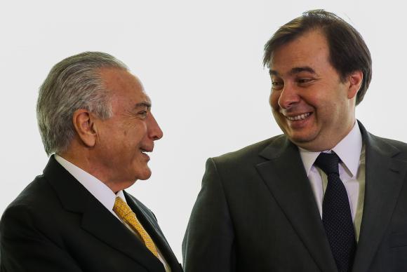 Verenigd in de strijd tegen corruptie? Rodrigo Maio (rechts), Kamervoorzitter, en president Michel Temer beweren van wel. Ze proberen alvast een amnestiewet voor corruptie goedgekeurd te krijgen