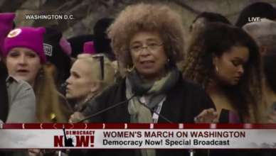 Angela Davis spreekt de Women's March toe in Washington DC