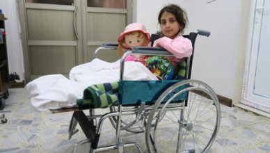 Teiba herstelt van de zware verwondingen die ze opliep terwijl ze met haar familie de stad uitvluchtte. Haar vader en zus kwamen daarbij om het leven