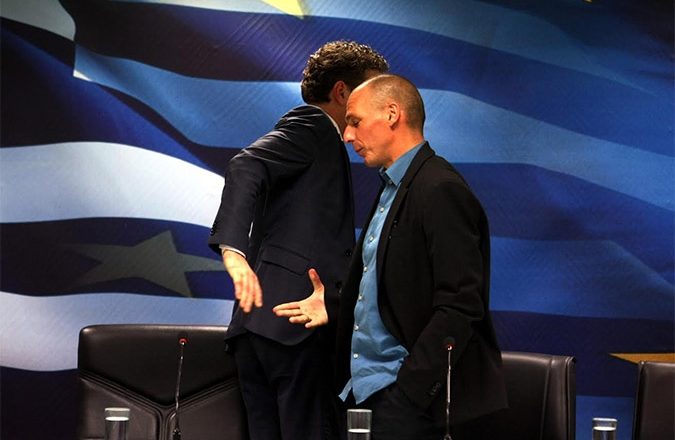 Dijsselbloem ontwijkt Varoufakis na hun allereerste persconferentie in Athene