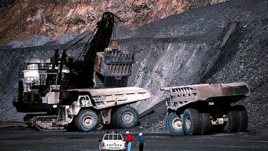 Open mijnbouw zoals in deze mijn van het Amerikaanse mijnbouwbedrijf Freeport McMoRan in Indonesië is enorm winstgevend. Deze mijnen zijn daarnaast ook verantwoordelijk voor enorme lucht- en watervervuiling en massale ontbossing. BNP Paribas investeert in dit bedrij