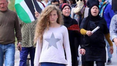 Ahed Tamimi tijdens een van de wekelijkse vrijdagprotesten tegen de bezetting en de kolonisatie in haar dorp Nabi Saleh