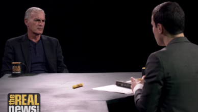 Norman Finkelstein tijdens een interview met Aaron Maté