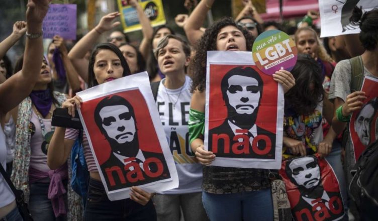 Braziliaanse vrouwen dragen een foto van Bolsonaro met het opschrift 'Ele não'