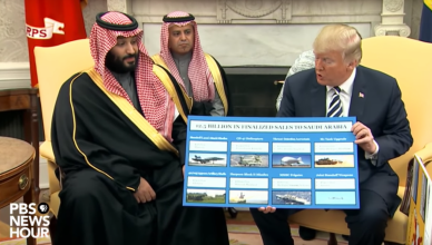 President Trump toont een overzicht van de bestellingen die kroonprins Mohammed bin Salman heeft getekend in maart 2018