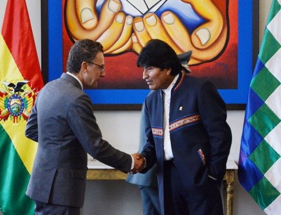 Morales (rechts) ontving felicitaties van UNODC-vertegenwoordiger Antonino De Leo voor successen in de strijd tegen de drugshandel